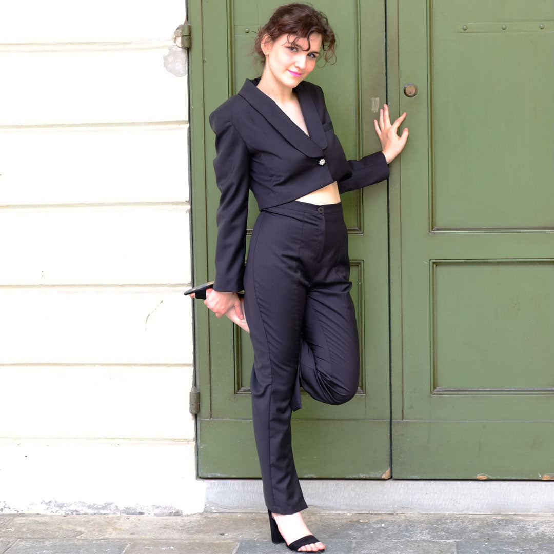 Tailleur in Fresco Lana, Giacca Cropped e Pantalone Kick Flare a Trombetta